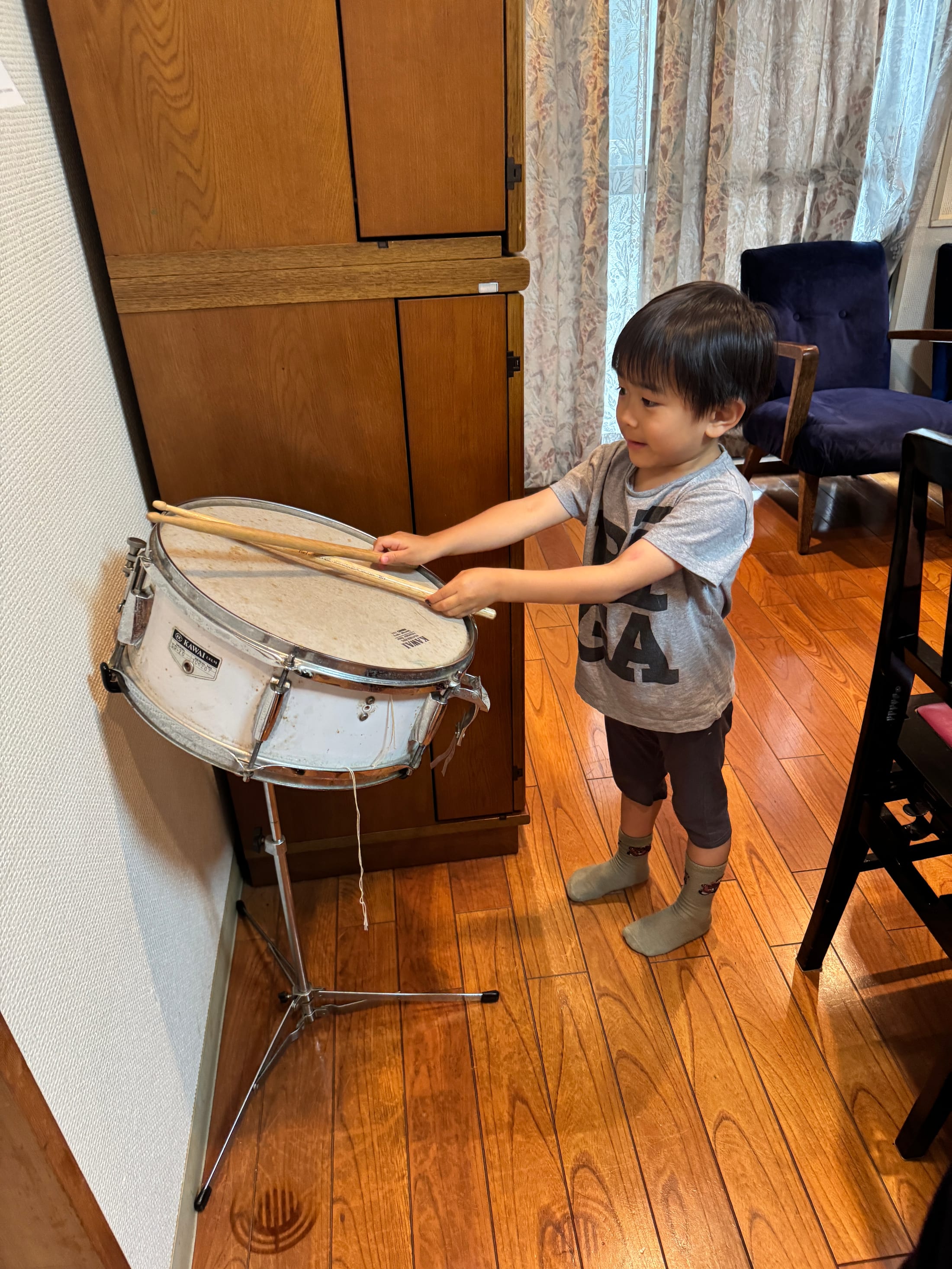 太鼓を使ってリズムを楽しむ子ども