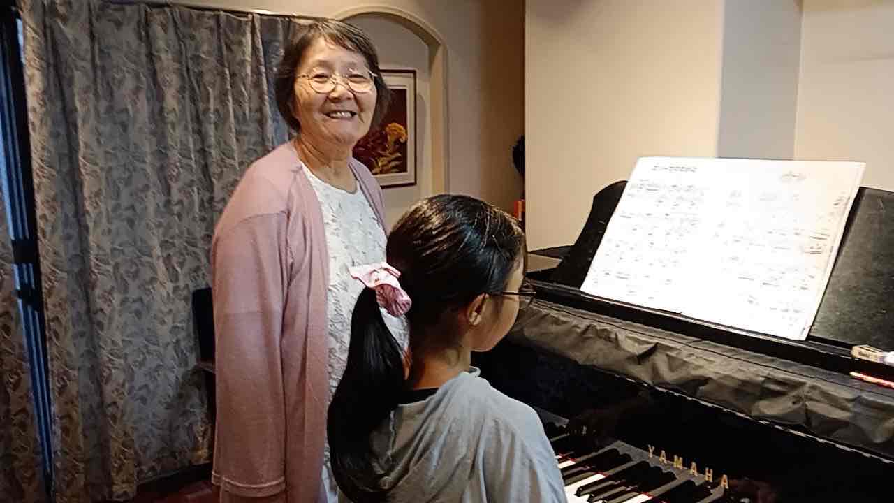 ピアノのレッスンを見守る中嶋恵理先生